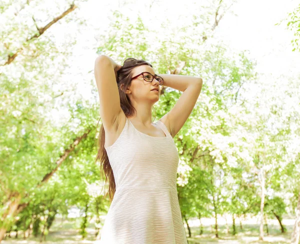 Sourire belle jeune femme avec des lunettes — Photo