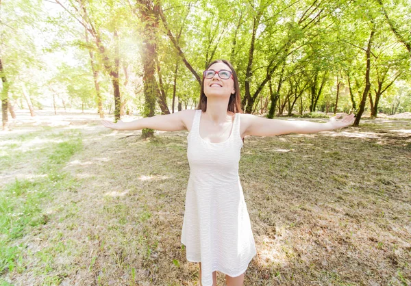 Freie glückliche Menschen im Freien — Stockfoto