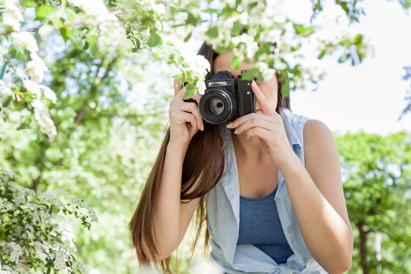 Perempuan difoto alam dengan kamera tua retro — Stok Foto