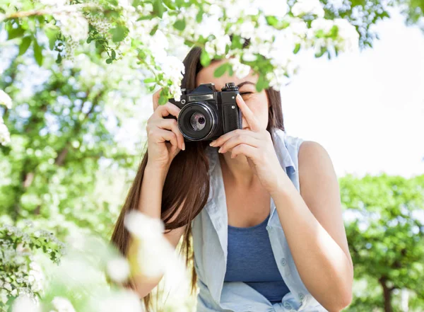 Feminino natureza fotografada com retro câmera velha — Fotografia de Stock