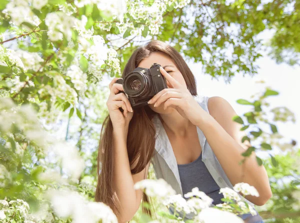 Feminino natureza fotografada com retro câmera velha — Fotografia de Stock