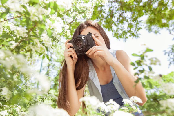 Perempuan difoto alam dengan kamera tua retro — Stok Foto