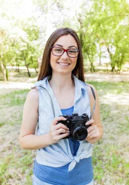 Jovem mulher fotógrafo amador — Fotografia de Stock