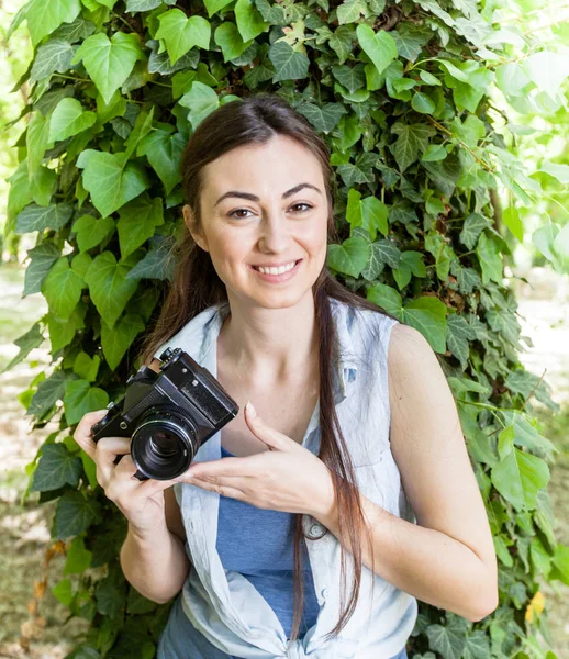 Молодая женщина фотограф-любитель — стоковое фото