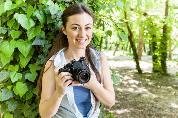Молодая женщина фотограф-любитель — стоковое фото