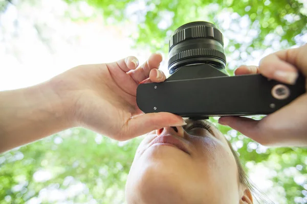 Mujer amateur fotógrafa al aire libre —  Fotos de Stock