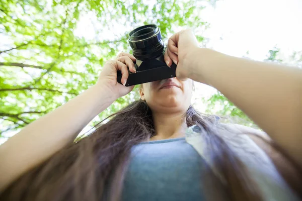 Жінка аматорський фотограф на відкритому повітрі — стокове фото
