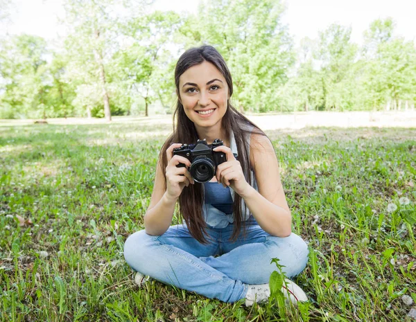 Jeune Femme Amateur Photographe En plein air — Photo