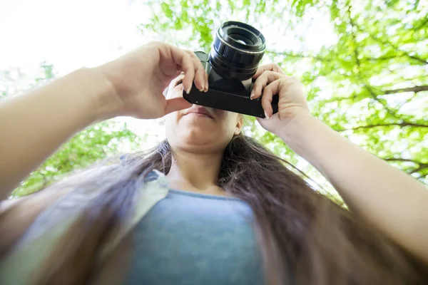 Mujer amateur fotógrafa al aire libre —  Fotos de Stock