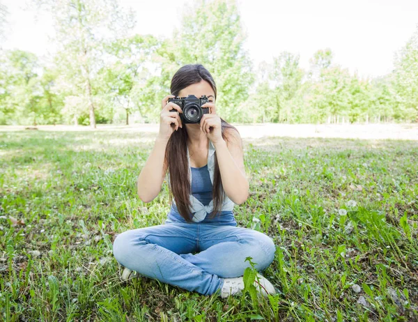 Jovem mulher amador fotógrafo ao ar livre — Fotografia de Stock