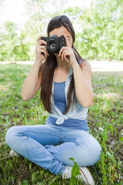 Ung kvinna amatörfotograf utomhus — Stockfoto
