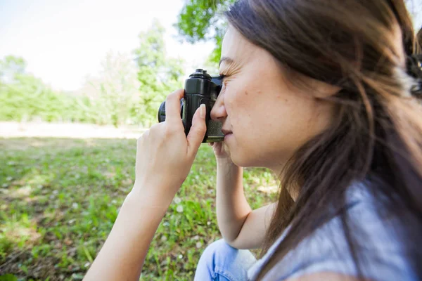 Mujer amateur fotógrafa al aire libre —  Fotos de Stock