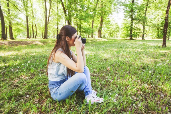 Joven mujer amateur fotógrafo al aire libre — Foto de Stock