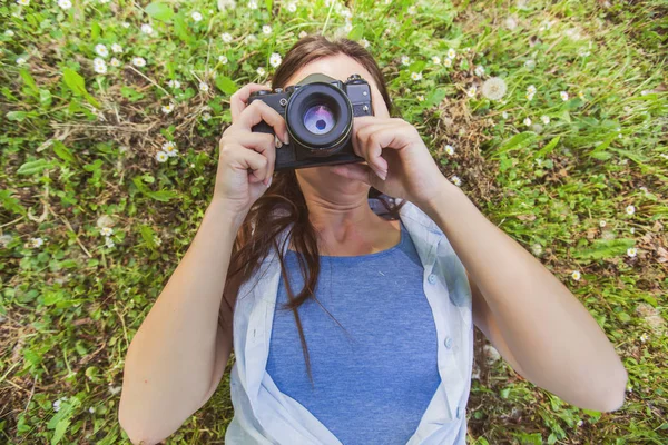 Jovem mulher amador fotógrafo ao ar livre — Fotografia de Stock