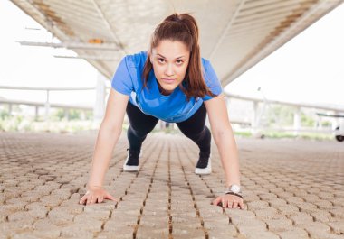 Genç sportif kadının gönderme yapması dışında ups