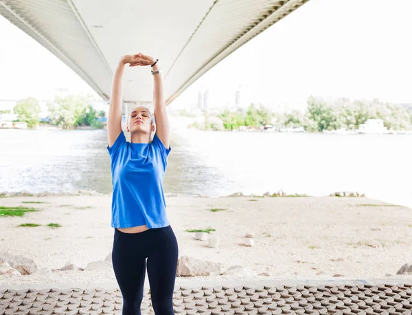 Sportieve Jongedame Stretching Oefening Voor Harde Training Buiten Doen — Stockfoto