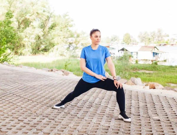 Νεαρή Γυναίκα Σπορ Που Κάνει Τέντωμα Άσκηση Πριν Την Σκληρή — Φωτογραφία Αρχείου