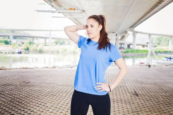 Jovem Mulher Esportiva Fazendo Exercício Alongamento Antes Treino Duro Fora — Fotografia de Stock