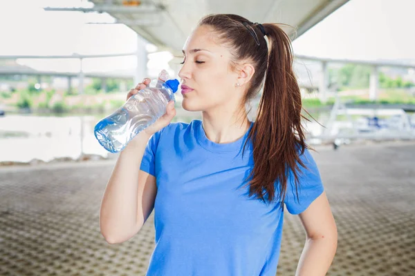 Mujer Deportiva Bebiendo Agua Descansando Después Hacer Ejercicio Aire Libre — Foto de Stock