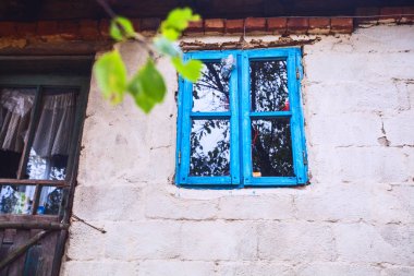 Eski kırsal evin ahşap mavi retro penceresi