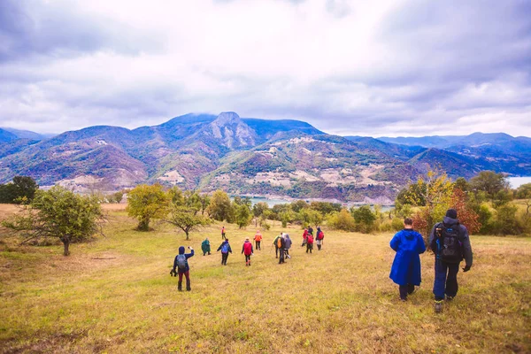 Gezonde Lifestyle Mensen Wandelen in de natuur — Stockfoto