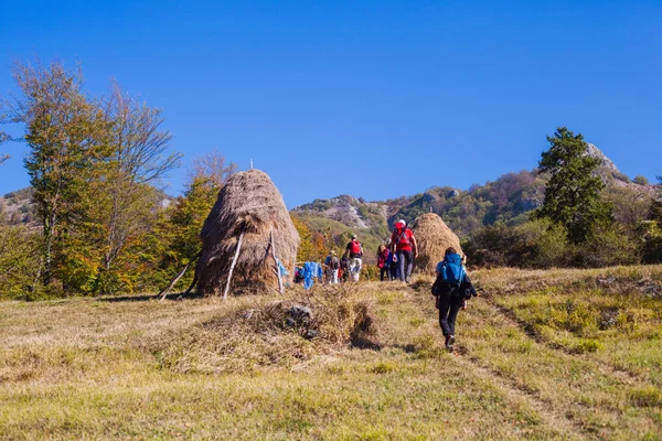 Wandelgroep mensen wandelen in prachtige natuur herfst — Stockfoto