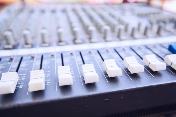 Kontrol Audio Menyesuaikan Mixer Suara Knobs — Stok Foto