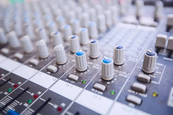 Kontrol Audio Menyesuaikan Mixer Suara Knobs — Stok Foto