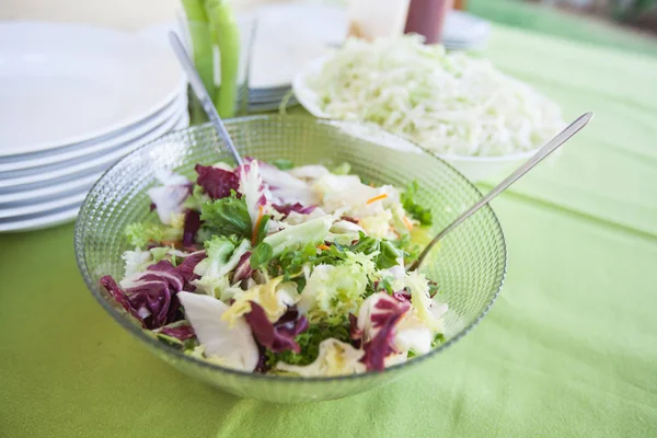 Čerstvý míchaný salát na stole restaurace — Stock fotografie