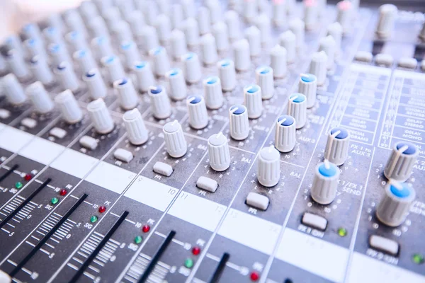 Kontrol Audio Menyesuaikan Mixer Suara Knobs — Stok Foto