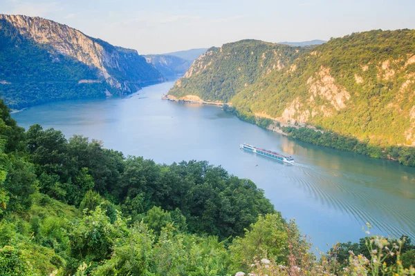 Sommerlandschaft an der Donau — Stockfoto