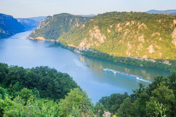 Dunaj Rzeka letni krajobraz — Zdjęcie stockowe