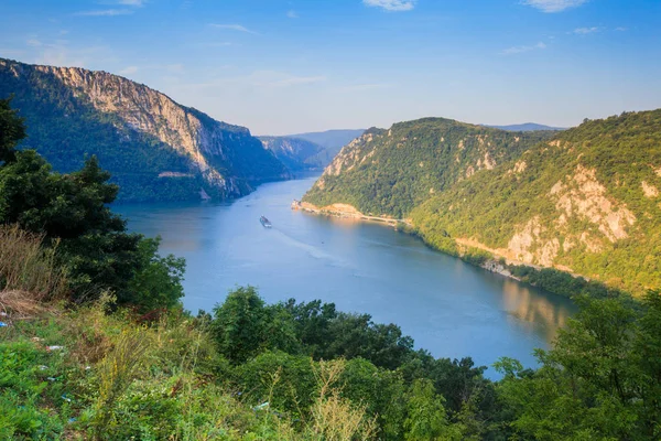 Fiume Danubio paesaggio estivo — Foto Stock