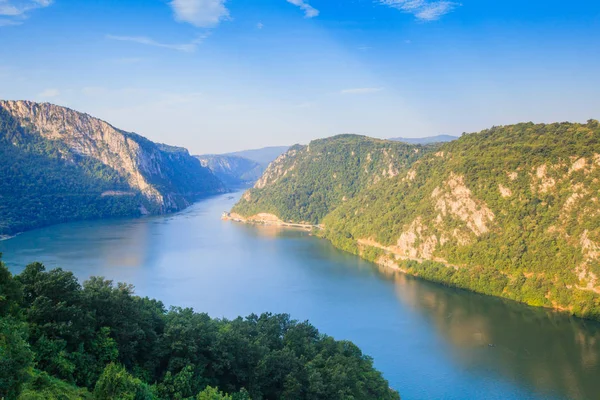 Donau flod sommar landskap — Stockfoto