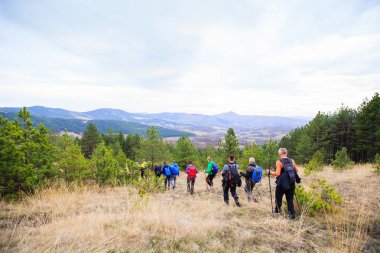 Doğa yürüyüşü yapan bir grup insan. 