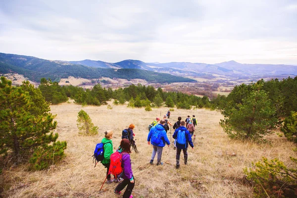 Groep mensen Wandelen in de Natuur — Stockfoto