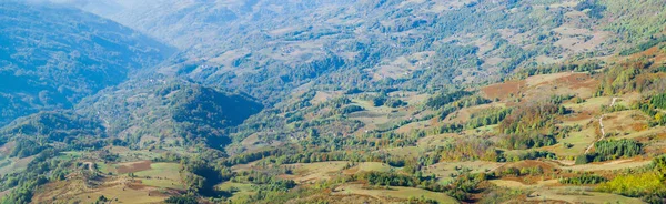 파노라마처럼 펼쳐진 산의 자연 경관 — 스톡 사진