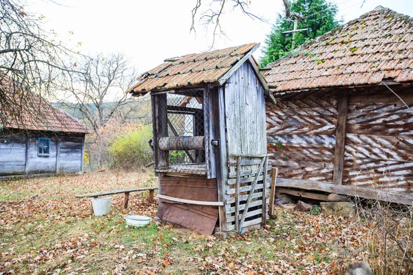 古い木造の水も、放棄された農家 — ストック写真