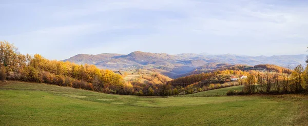 Vue panoramique du paysage naturel de la montagne — Photo