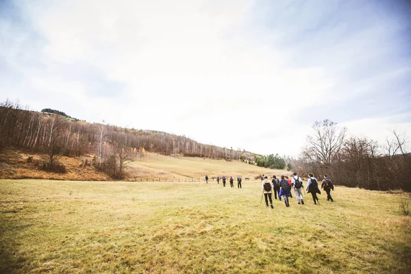 Senderismo Grupo de personas caminando en la naturaleza — Foto de Stock