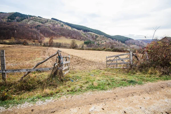 Trästaket på åkermark, höstsäsong, lantligt landskap — Stockfoto