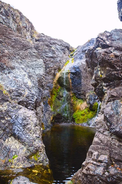 Cascada que fluye a través de grandes rocas — Foto de Stock