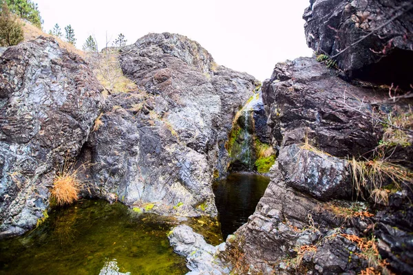 Cascada que fluye a través de grandes rocas — Foto de Stock