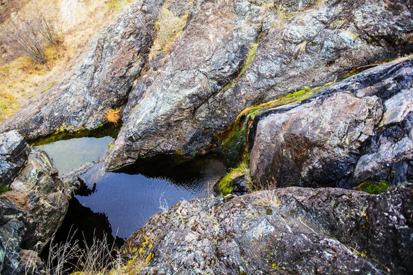 Wasserfall fließt durch große Felsen — Stockfoto