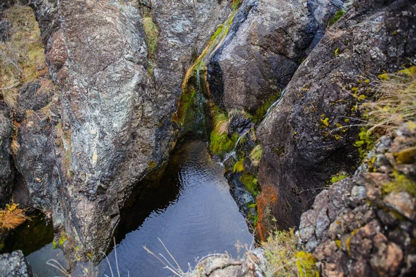 Водоспад, що тече через великі скелі — стокове фото
