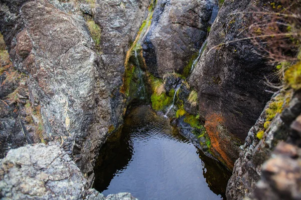 Chute d'eau qui coule à travers de grandes roches — Photo