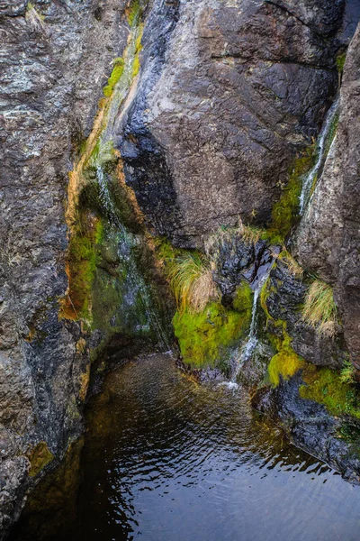 Cascata che scorre attraverso grandi rocce — Foto Stock