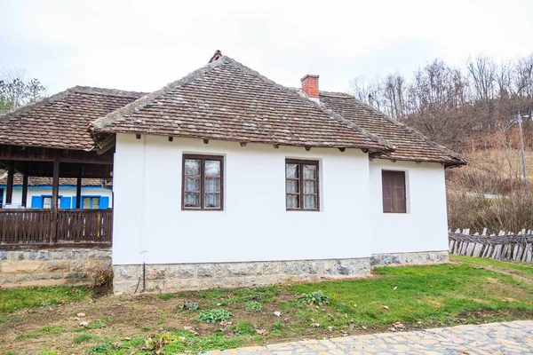Традиционный сельский дом Сербии — стоковое фото