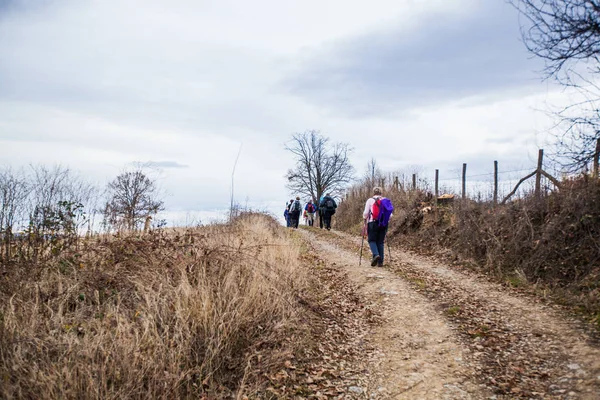 Actieve mensen trekking op het platteland — Stockfoto