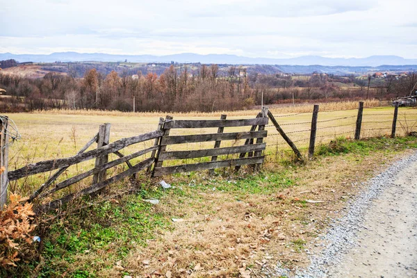 Valla de madera en las tierras de cultivo, temporada de otoño, paisaje rural — Foto de Stock